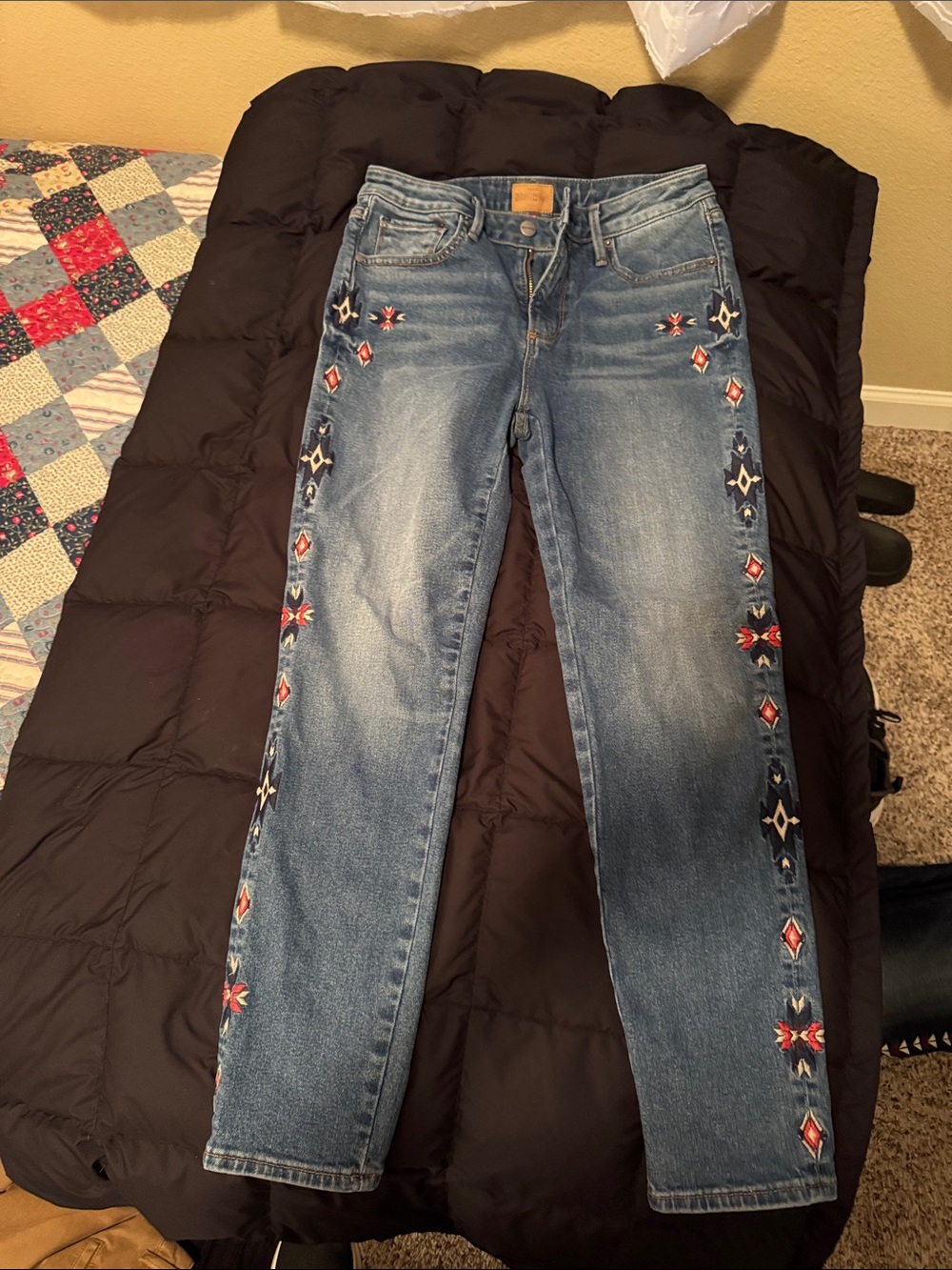 Embroidered Blue Women’s Jeans
Driftwood brand.